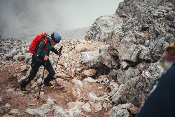 Quels chalets en Suisse offrent des cours de fabrication de fromage et des randonnées alpines?