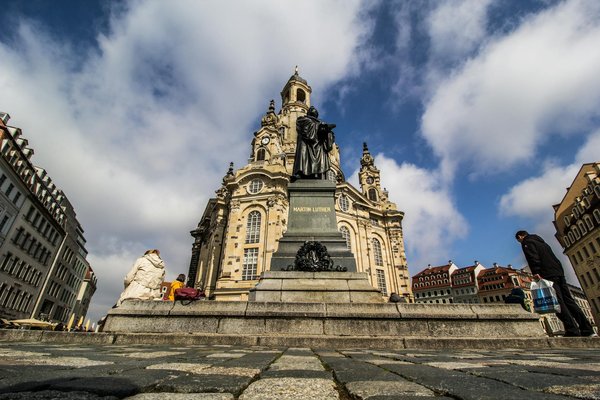 Louer une voiture à bordeaux : liberté sur roues entre vignes et océan